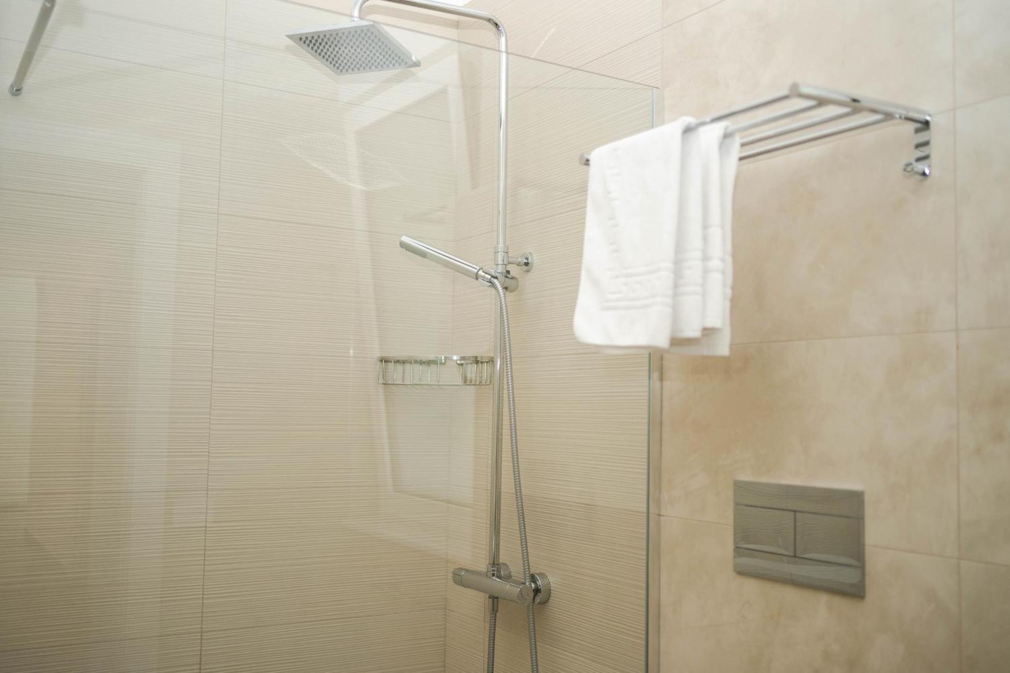 Quarto com 2 Camas de Solteiro e Banheiro Privativo
