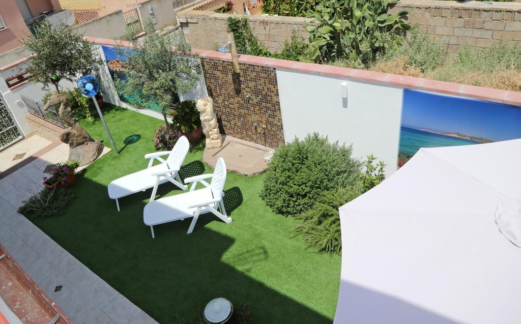 Zimmer mit Kingsize-Bett und Balkon