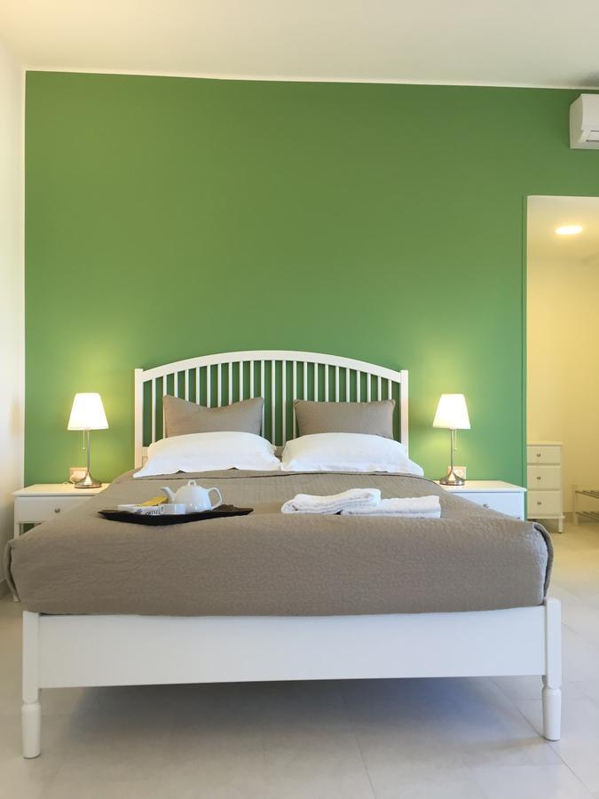 Habitación con cama extragrande y vistas al mar