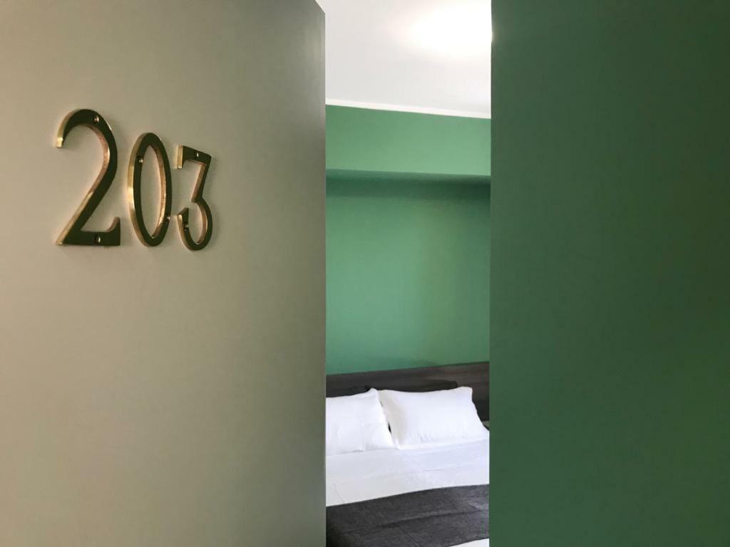 Pokój z łóżkiem typu king-size i balkonem