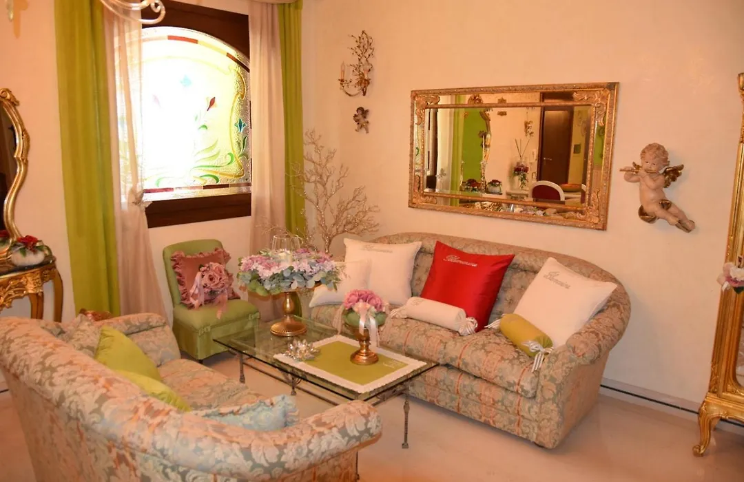 Queen's Luxurious House-1