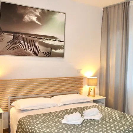 The Green Gate - Airport Guest House-3