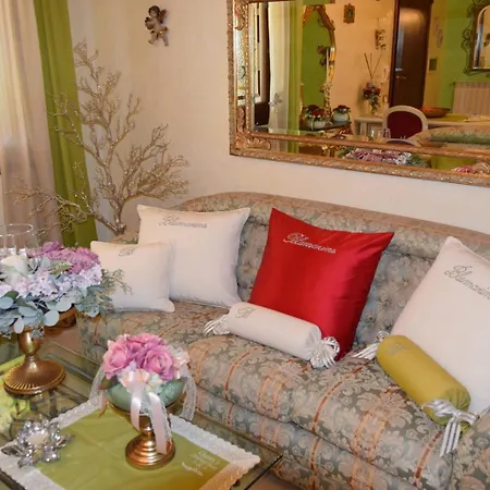 Queen's Luxurious House-2